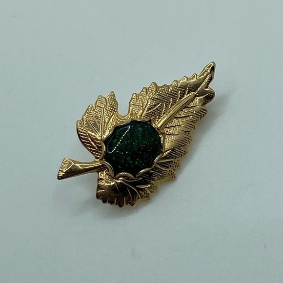 Vtg Gold Tone & Green Goldstone / Gold Stone Leaf Brooch 1.1” - Picture 3 of 8